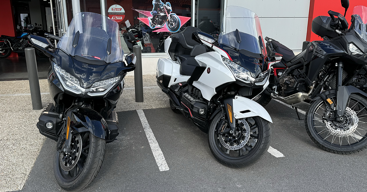 Honda Gold Wing Tour noire et blanche