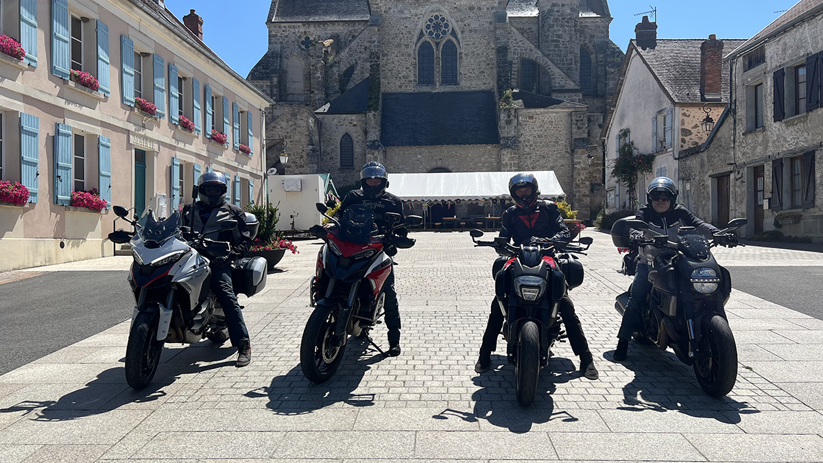 Champagne à moto avec les copains Ducati